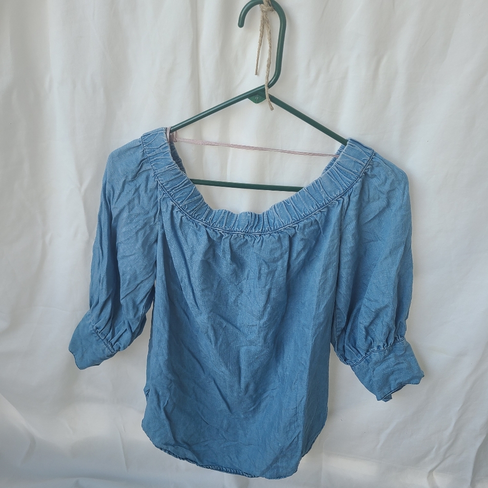 Off the shoulder quarter lens three buttons on the sleeves